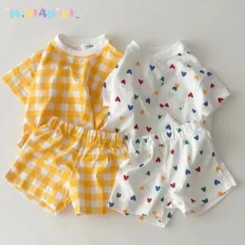 Летен комплект дрехи за малките момичета 2023 г., тениски с кръгло деколте и принтом на сърцето, тениска + шорти в клетката, 2 бр., Корейски костюми за деца, ежедневни костюми за деца