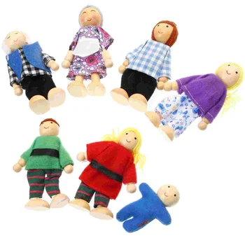 Децата играят с кукли, семейни ролеви играчки, камбанки, деца, къща, гъвкави малки човечета, мини-ролеви игри