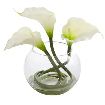 Изкуствена състав от кала в кръгла стъклена ваза, бяла